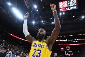 老詹連續(xù)1297場(chǎng)上雙紀(jì)錄終結(jié)！甜瓜：總會(huì)有人打破這個(gè)紀(jì)錄的！