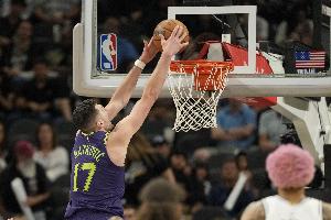 演成喜劇了！馬特科維奇空籃大風車可惜扣飛