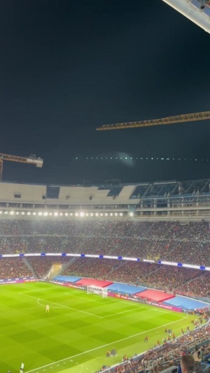 嘲諷死敵皇馬！??巴薩球迷比賽中高唱：哈維·阿隆索留下