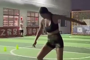 嘴角縫了三針！哈蘭德被大巴車門撞破臉，現(xiàn)場(chǎng)大喊：Fxxk??