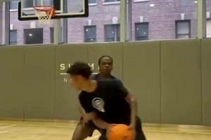 雖然投籃動作不一樣，但甜瓜兒子這腳步+三威脅沒少和老爸學(xué)?。? >
                                        </div>
                                    </div>
                                                                        <div   id=