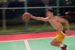 中國字母哥？一位小哥上演大三部從三分線跳到內(nèi)線暴扣好戲！