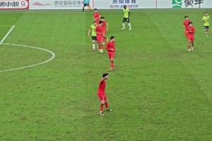 現(xiàn)場球迷實拍國足和澳大利亞球員起沖突：干他！