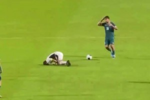 下死腳??！泰國(guó)梅西被惡意踢翻，兩隊(duì)爆發(fā)沖突