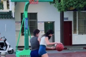 雖然有帶球撞人的嫌疑，但不得不說(shuō)小姐姐的背打有點(diǎn)東西????