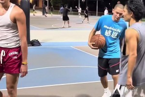 國(guó)內(nèi)街球老炮有多強(qiáng)？來(lái)看街球王吳悠硬鋼前職業(yè)卡米然