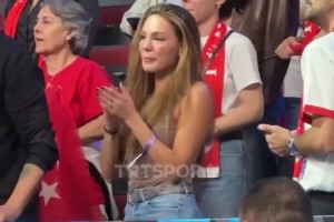 兄弟們這個(gè)喜歡嗎？奧斯曼在戰(zhàn)勝波蘭賽后擁抱場(chǎng)邊女友????