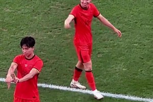 王鈺棟調(diào)皮了，怒送隊(duì)友一個(gè)中指??