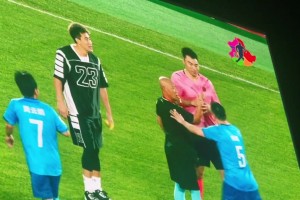 看到李曉旭踹郭艾倫 裁判尼古拉斯-趙四不答應(yīng)了直接拽二哥衣領(lǐng)