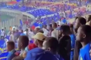 瘋啦！塞內(nèi)加爾慘遭讓二追三，球迷現(xiàn)場拆掉椅子砸進(jìn)場內(nèi)報復(fù)??