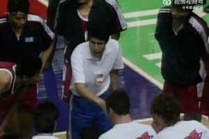 94年中國(guó)男籃挑戰(zhàn)西班牙，教練蔣興權(quán)：贏了算你們的，輸了算我的！