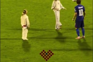 岳父大人！莫德里奇在球場上教女兒顛球??