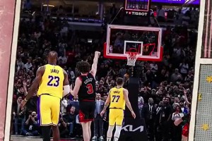 人生巔峰一幕！??詹姆斯&東契奇目送吉迪超遠(yuǎn)三分絕殺