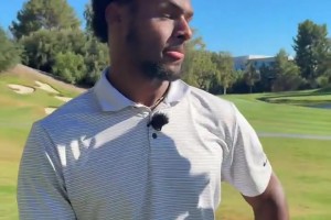 追隨父親的腳步！布朗尼休賽期也開始苦練高爾夫球了????