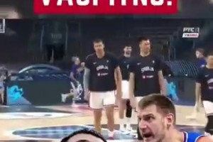 這是發(fā)生了甚么？約基奇突然給隊(duì)友約維奇來(lái)了一下，表情不太對(duì)勁