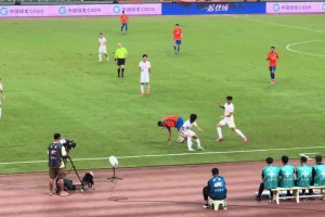 比賽尾聲階段克雷桑跌跌撞撞卻連過數(shù)人，對(duì)手只能靠犯規(guī)斷球