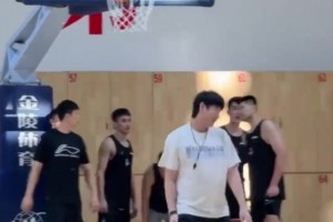 寶刀未老??！山東主帥邱彪指導(dǎo)訓(xùn)練間隙連續(xù)投中三分~