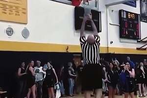 當籃球卡在籃板后邊，裁判用我沒想到方式取了下來。。。