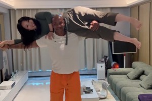 馬布里秀恩愛：80歲也能照樣把你舉起來！