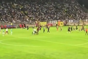 由于腳踝受傷，奧地利主帥朗尼克騎電動(dòng)車回更衣室??