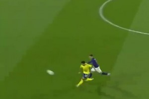 瘋狂的足球！荷乙球員回傳變超遠(yuǎn)烏龍，門將回追無(wú)果??