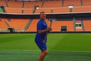 老同志賽前要做好熱身??！維耶里這個歲數(shù)膝蓋還是可以的