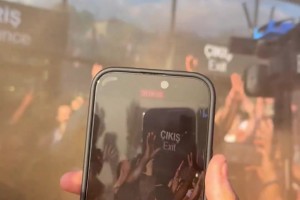 奧納納抵達(dá)特拉布宗體育，受到球迷熱烈歡迎??