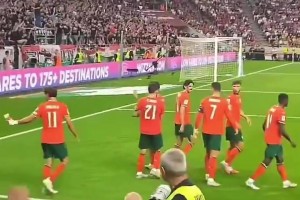 隊長！隊友進球后在主隊球迷區(qū)慶祝，C羅致歉+招呼隊友離開