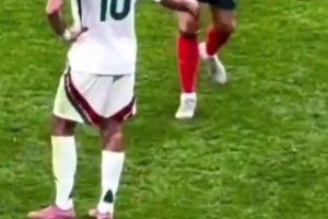 索博：家人們誰懂??？偶像主動過來和我握手??