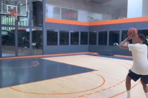 錯(cuò)失戴帽！姆巴佩在籃球場(chǎng)練習(xí)投籃，投三次3分進(jìn)兩球??