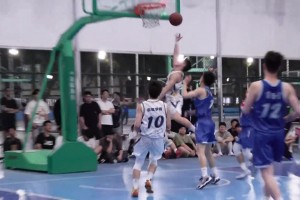 某高校國(guó)產(chǎn)櫻木花道！20秒怒摘8籃板燃爆全場(chǎng)！??