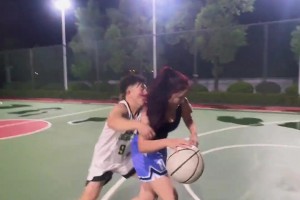 女版詹姆斯？小姐姐野球場單挑直接掛著小伙上籃打進(jìn)??????