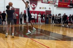 這我學雞毛啊??文班亞馬與社區(qū)球迷交流 先送大帽再送隔扣??