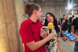 硬傷！亞馬爾女友活動穿10cm恨天高，仍比女記者矮一頭