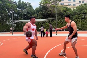 2米43巨人小崔??摸高3米25！坐高1米25！臂展2米5！