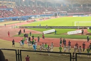 實(shí)拍國(guó)安賽后謝場(chǎng)仍收獲球迷掌聲，博主感嘆：對(duì)塞蒂恩真太寬容了