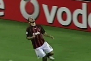 加圖索：不是哥技術(shù)糙，是因?yàn)槲液笥衅柭?，前有魯伊科斯塔? >
                                        </div>
                                    </div>
                                                                        <div   id=