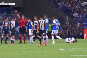 得不償失！當(dāng)著裁判面報(bào)復(fù)對(duì)手！裁判：你簡直無法無天，紅牌！