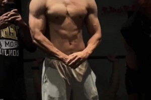 這個(gè)確實(shí)牛X啊！曹巖練得這身肌肉真是極為炸裂！??