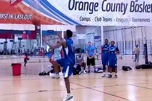 還能這么玩？雷霆舊將弗格森秀操作 打板三分+胯下掄扣打3+2