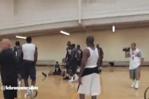 一切都是緣分！名場面：09年詹姆斯在訓練營指導年輕的庫里哈登！