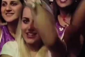 內(nèi)馬爾夜店把妹引發(fā)女粉騷動(dòng)，最后還是和自己女友共舞??