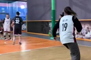 場邊加油聲不斷！??小姐姐用自己高超球技征服全場男生！