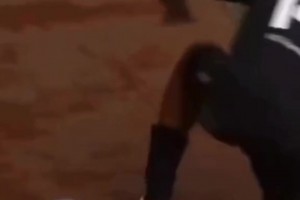 這草皮質(zhì)量不錯(cuò)??！名場面：一連串假動(dòng)作讓對手身處滑雪場！