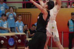 顏謀植滯空上籃，防守球員落地了，他還在天上...