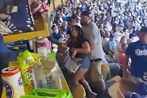 偷偷摸摸！看臺上女球迷干架，旁邊男子竟然偷襲下女球迷??