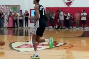 文班亞馬下沉社區(qū)為球迷表演扣籃 這狀態(tài)下賽季滿血回歸？??