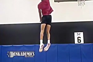 臥槽，這彈跳什么水平？竟能直接摸到籃板上沿！??