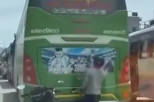 梅西鐵粉！球迷在堵車時(shí)擦拭前車的梅西海報(bào)??