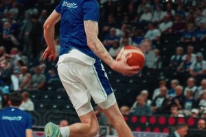 ??這位也吃小孩！穆里寧賽前訓(xùn)練上演寫(xiě)意單臂回環(huán)反扣